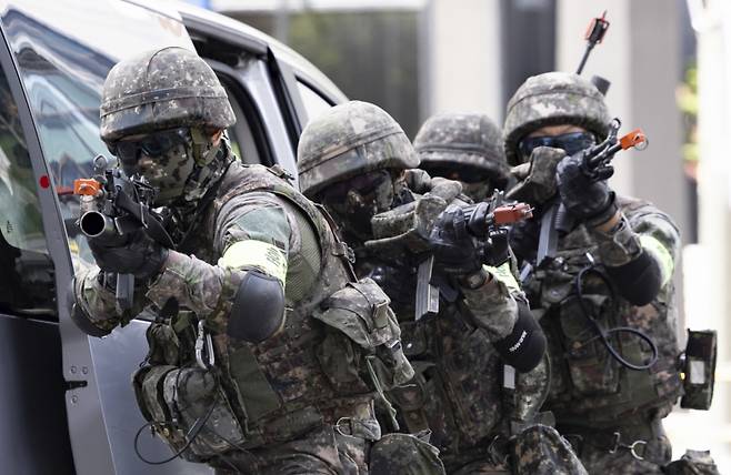 서울 중구 롯데호텔 서울에서 진행된 을지연습과 연계한 통합방위 관계기관 합동훈련에서 군인들이 테러 용의자 진압을 위해 호텔 내부로 진입하고 있다./사진제공=뉴시스