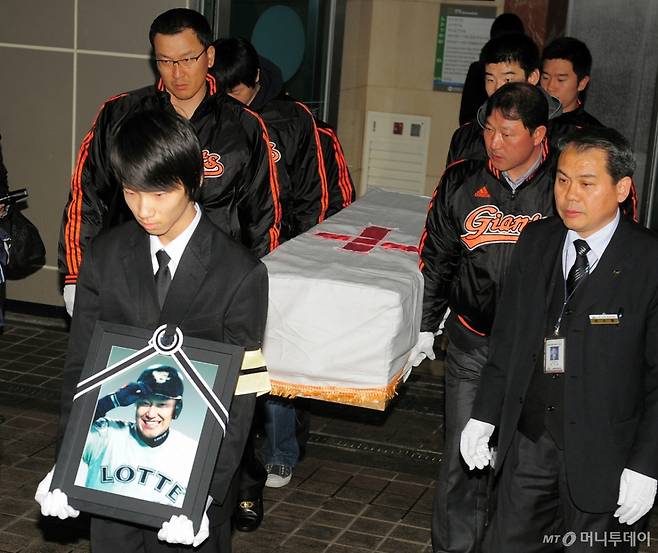 故 임수혁의 발인식이 9일 오전 서울 강동구 상일동 경희대학교 동서신의학병원 장례식장에서 유가족, 친지 및 지인 등이 참석한 가운데 엄숙하게 치러졌다,  지난 2000년 4월 18일 잠실구장에서 LG 트윈스와 경기 도중 2루타를 치고 1루에서 2루로 뛰던 중 갑자기 의식불명을 일으키며 쓰러져 10년간 병상에 누워있던 임수혁(전 롯데 자이언츠)은 지난 7일 새벽 병세가 악화돼 급히 강동 성심병원으로 급히 옮겨 졌지만 아침 8시 끝내 의식을 회복하지 못하고 41세의 나이로 세상을 떠났다.  한편 임수혁의 장례는 성남 화장장에서 고인의 시신을 화장한뒤 경기도 하남시 가족납골당에서 안치돼 영면을 취하게 된다./지형준 기자jpnews@osen.co.kr /사진=지형준