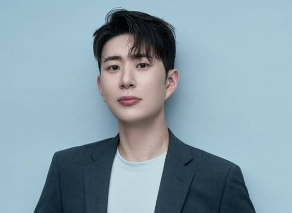 방송에서의 경솔한 말 한마디가 출연자와 시청자의 불쾌감을 부르고 결국 제작진의 사과로까지 이어졌다. 사진은 방송인 김진웅. /사진=김진웅 인스타그램