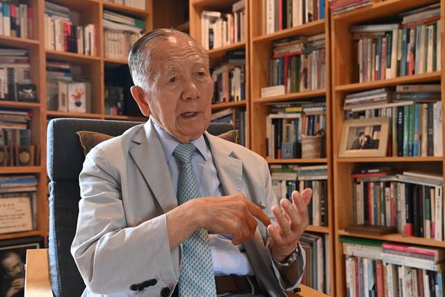 ‘청하재’ 3층 서재에서 인터뷰 중인 김동호 전 위원장.