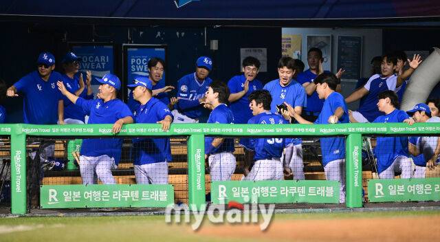 2025년 8월 28일 오후 서울 잠실구장에서 열린 '2025 신한 SOL뱅크 KBO 리그' 삼성 라이온즈와 두산 베어스의 경기삼성 더그아웃 선수들이 5회초 3득점 한 뒤 기뻐하고 있다./잠실=유진형 기자