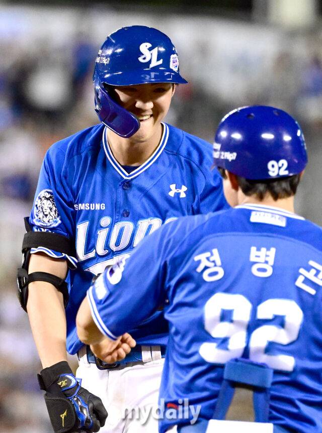 2025년 8월 28일 오후 서울 잠실구장에서 열린 '2025 신한 SOL뱅크 KBO 리그' 삼성 라이온즈와 두산 베어스의 경기 삼성 구자욱이 7회초 1사 3루서 1타점 동점 적시타를 친 뒤 기뻐하고 있다./잠실=유진형 기자