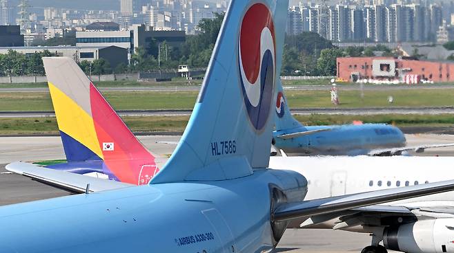 이날 오전 서울 강서구 김포국제공항 활주로에 대한항공과 아시아나항공 여객기가 주기되어 있다. 임세준 기자