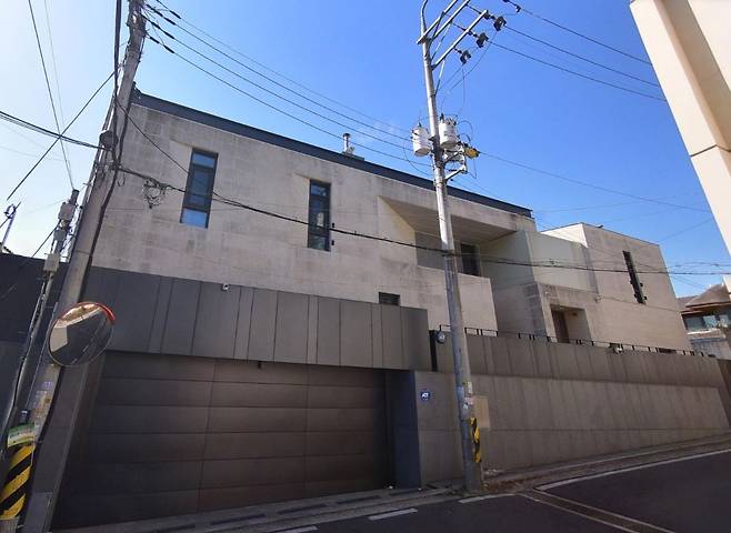 걸그룹 블랙핑크 멤버 리사가 2022년 75억원에 매입한 성북동 단독주택. [네이버 거리뷰]