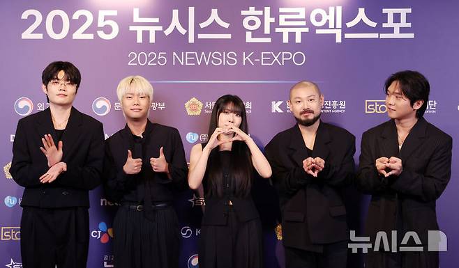 [서울=뉴시스] 조성우 기자 = 그룹 비트펠라하우스가 28일 서울 중구 롯데호텔에서 열린 제7회 뉴시스 한류엑스포(2025 K-엑스포) 포토월 행사에서 포즈를 취하고 있다. 2025.08.28. xconfind@newsis.com