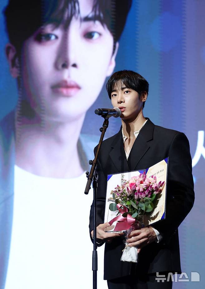 [서울=뉴시스] 조성우 기자 = 28일 서울 중구 롯데호텔에서 열린 제7회 뉴시스 한류엑스포(2025 K-엑스포)에서 서울관광재단 대표이사상을 수상한 배우 추영우가 소감을 말하고 있다. 2025.08.28. xconfind@newsis.com