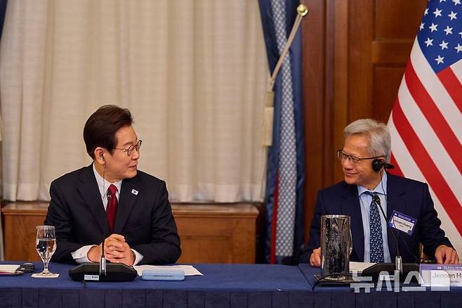 [워싱턴=뉴시스] 고범준 기자 = 이재명 대통령이 25일(현지 시간) 미국 워싱턴DC 윌라드 호텔에서 열린 한미 비즈니스 라운드테이블에서 젠슨 황 엔비디아 최고경영자(CEO)와 대화하고 있다.  (공동취재) 2025.08.26. bjko@newsis.com