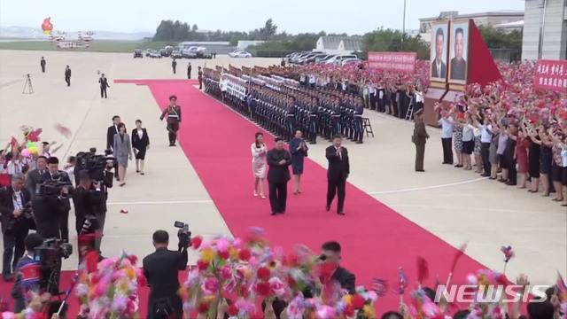 【서울=뉴시스】김정은 북한 국무위원장과 부인 리설주 여사가 2019년 6월 22일 평양국제비행장에서 국빈방문한 시진핑 중국 국가주석과 부인 펑리위안 여사를 환송했다. 2025.08.29. (사진=조선중앙TV 캡쳐) photo@newsis.com