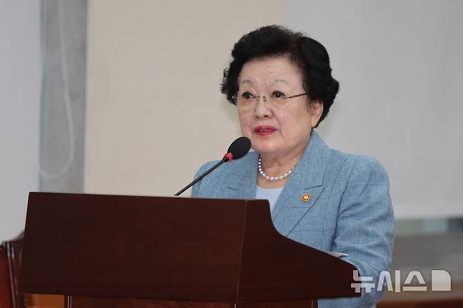 [서울=뉴시스] 김명년 기자 = 이배용 국가교육위원장이 지난 25일 서울 여의도 국회 교육위원회 전체회의에서 발언하는 모습. 2025.08.25. kmn@newsis.com