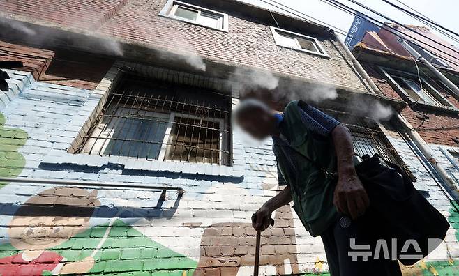 [서울=뉴시스] 홍효식 기자 = 서울 낮 최고기온이 32도까지 오르며 무더운 날씨를 보인 23일 서울 영등포구 쪽방촌 골목에 쿨링포그가 가동되고 있다. 2025.06.23. yesphoto@newsis.com