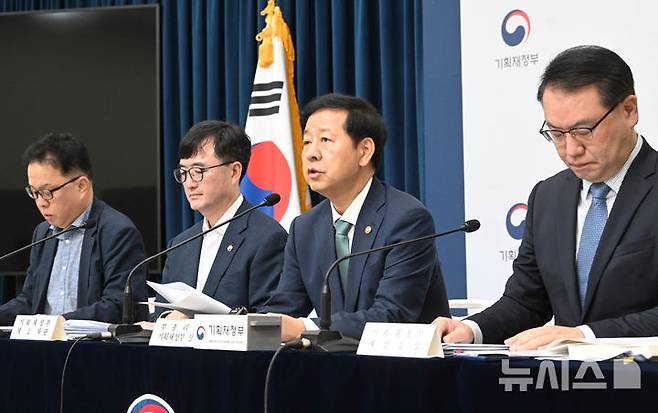 [세종=뉴시스] 사진은 구윤철 경제부총리 겸 기획재정부 장관이 지난 28일 정부세종청사에서 중앙동에서 열린 '2026년 예산안 및 '25~'29년 국가재정운용계획' 상세브리핑에서 발언하고 있는 모습. 왼쪽부터 안상렬 기재부 재정관리관, 임기근 기재부 2차관, 구윤철 부총리, 유병서 기재부 예산실장. (사진 = 기재부 제공) 2025.08.29.