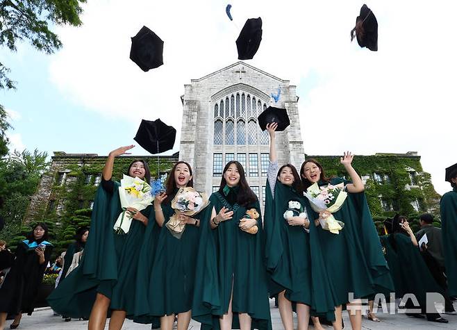 [서울=뉴시스] 황준선 기자 = 29일 오전 서울 서대문구 이화여자대학교에서 열린 2024학년도 후기 학위수여식에서 졸업생들이 학사모를 던지며 기념촬영 하고 있다. 2025.08.29. hwang@newsis.com