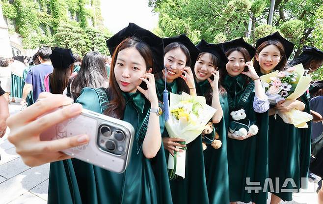 [서울=뉴시스] 황준선 기자 = 29일 오전 서울 서대문구 이화여자대학교에서 열린 2024학년도 후기 학위수여식에서 졸업생들이 기념촬영 하고 있다. 2025.08.29. hwang@newsis.com