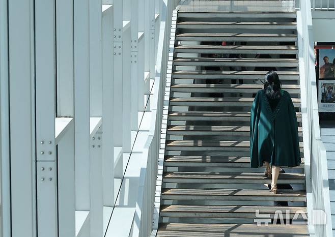 [서울=뉴시스] 황준선 기자 = 29일 오전 서울 서대문구 이화여자대학교에서 열린 2024학년도 후기 학위수여식에서 졸업생이 계단을 오르고 있다.  2025.08.29. hwang@newsis.com