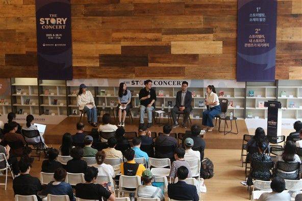한국콘텐츠진흥원은 28일 명동 커뮤니티 하우스 마실에서 스토리 창작자를 대상으로 '2025 더 스토리 콘서트'를 열고 '스토리텔러, 내 스토리가 콘텐츠가 되기까지'를 주제로 창작 과정과 경험을 공유했다. 사진은 쪽부터 전선영 작가, 이태연 작가, 정명섭 작가, 콘진원 콘텐츠IP전략팀 손태영 팀장. (사진=콘진원 제공) *재판매 및 DB 금지