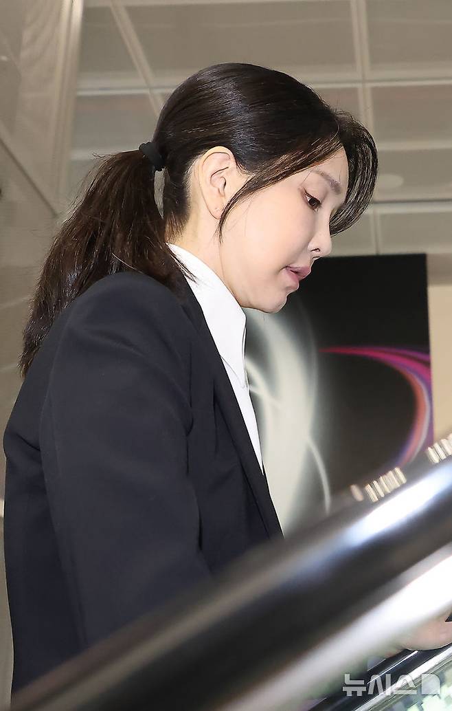 [서울=뉴시스] 사진공동취재단 = 도이치모터스 주가조작 연루 의혹 등을 받는 김건희 여사가 6일 서울 종로구 김건희 특검팀(특별검사 민중기) 사무실에 피의자 신분으로 조사를 받기 위해 들어서고 있다. 2025.08.06. photo@newsis.com