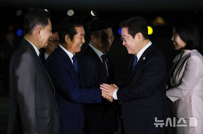 [성남=뉴시스] 고범준 기자 = 일본·미국 순방 일정을 마치고 귀국한 이재명 대통령이 28일 경기 성남 서울공항에서 정청래 더불어민주당 대표와 악수하고 있다. 2025.08.28. bjko@newsis.com