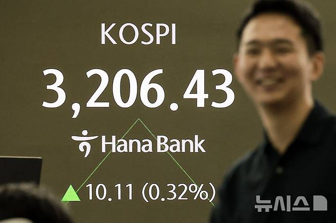 [서울=뉴시스] 정병혁 기자 = 29일 서울 중구 하나은행 딜링룸에서 직원들이 업무를 보고 있다.이날 코스피는 전 거래일(3196.32)보다 12.48포인트(0.39%) 오른 3208.80에, 코스닥 지수는 전 거래일(798.43)보다 3.53포인트(0.44%) 상승한 801.96에 거래를 시작했다.서울 외환시장에서 원·달러 환율은 전 거래일 주간거래 종가(1387.6원)보다 2.6원 내린 1385.0원에 출발했다. 2025.08.29. jhope@newsis.com