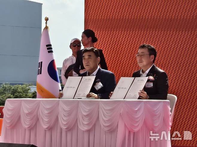 [울산=뉴시스]유영상 SK텔레콤 CEO(오른쪽)과 김두겸 울산광역시 시장이 29일 진행된 'SK AI데이터센터 울산' 기공식에서 AI 데이터센터 구축 업무협약(MOU)을 체결하고 기념사진을 촬영하고 있다. (사진=윤현성 기자)