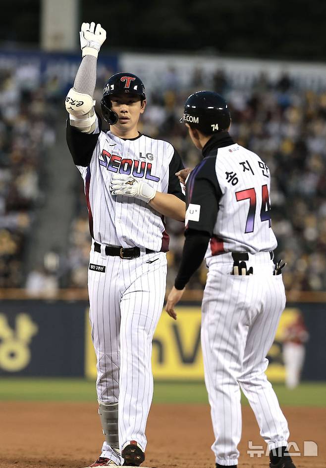 [서울=뉴시스] 정병혁 기자 = 2일 서울 송파구 잠실야구장에서 열린 2025 KBO리그 SSG 랜더스와 LG 트윈스의 경기, 3회말 1사 주자없는 상황 LG 홍창기가 안타를 친 뒤 베이스를 밟고 있다. 2025.05.02. jhope@newsis.com