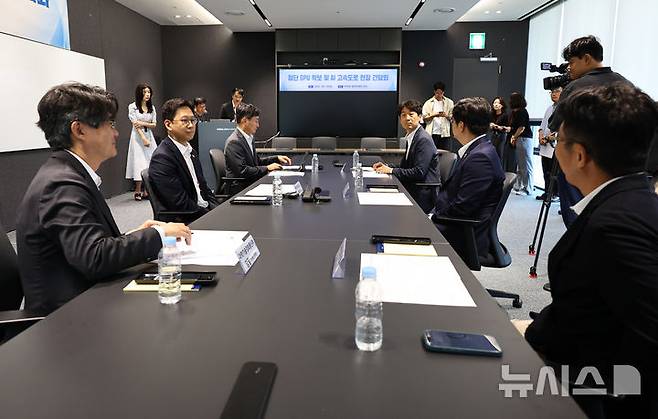 [안산=뉴시스] 최진석 기자 = 배경훈(왼쪽 두번째) 과학기술정보통신부 장관이 29일 경기 카카오 데이터센터 안산에서 열린 '첨단 GPU 확보 및 AI 고속도로 현장 간담회'에 참석하고 있다. 2025.08.29. myjs@newsis.com