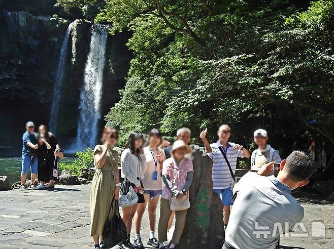 [제주=뉴시스] 오영재 기자 = 5일 오후 제주 서귀포시 서홍동 천지연폭포에서 외국인 관광객들이 단체 사진을 찍고 있다. 2025.07.05. oyj4343@newsis.com