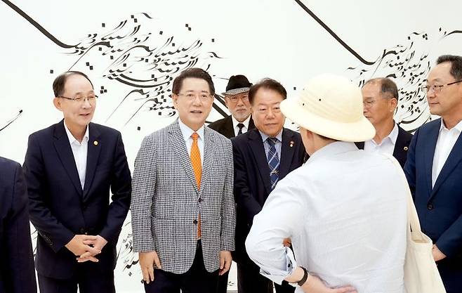 [무안=뉴시스]‘2025 전남국제수묵비엔날레’ 개막식이 29일 오후 목포문화예술회관에서 열린 가운데 김영록 전라남도지사가 주요 내빈들과 전시관 작품을 관람하고 있다. (사진=전남도 제공) 2025.08.29. photo@newsis.com *재판매 및 DB 금지