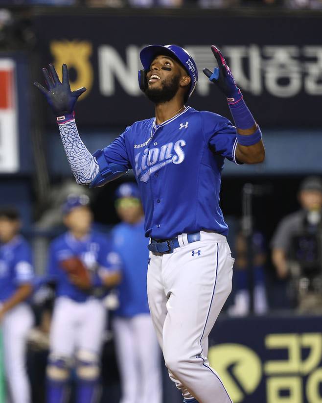 [서울=뉴시스]신유림 기자= 프로야구 삼성 라이온즈의 외국인 강타자 르윈 디아즈가 26일 잠실구장에서 열린 2025 신한 쏠뱅크 KBO리그 두산 베어스와의 경기에 4번 타자 1루수로 선발 출전해 7회말 승부에 쐐기를 박는 2점 홈런(시즌 41호포)을 날린 뒤 기뻐하고 있다. (사진=삼성 라이온즈 제공) 2025.08.26.  *재판매 및 DB 금지