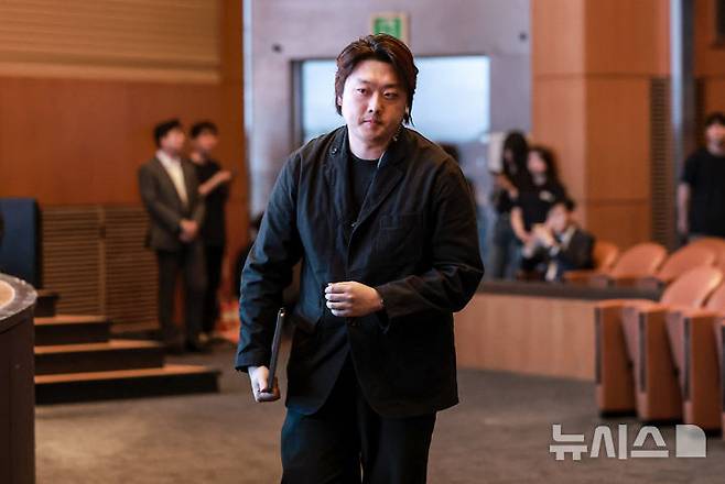 [서울=뉴시스] 정병혁 기자 = 박단 전 대한전공의협의회 비상대책위원장이    이동하고 있다. 2025.05.17. jhope@newsis.com