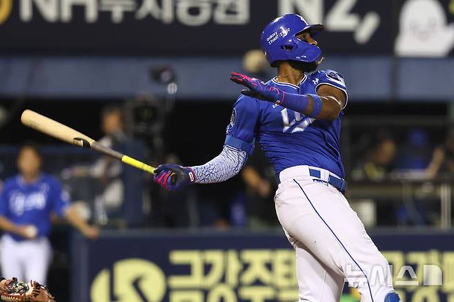 [서울=뉴시스]프로야구 삼성 라이온즈의 외국인 타자 르윈 디아즈가 27일 잠실구장에서 벌어진 2025 신한 쏠뱅크 KBO리그 두산 베어스와의 4번 타자 1루수로 선발 출전해 4회 솔로포(시즌 42호)를 쏘아 올리고 있다. (사진=삼성 라이온즈 제공) 2025.08.27.