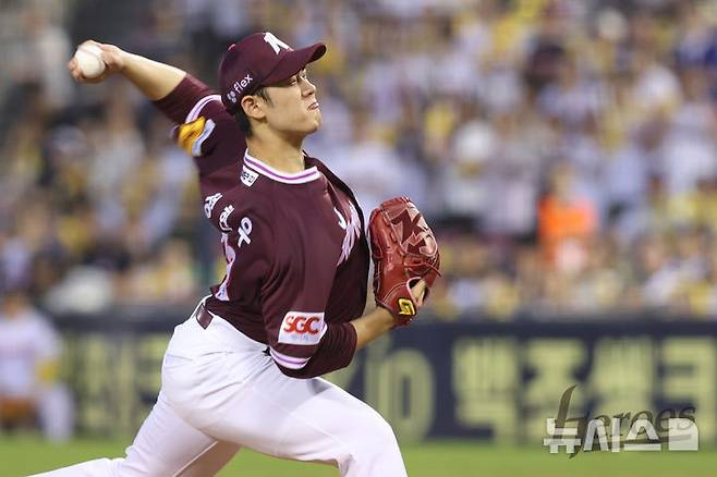 [서울=뉴시스]프로야구 키움 히어로즈의 루키 정현우가 29일 잠실구장에서 열린 2025 신한 쏠뱅크 KBO리그 LG 트윈스와의 경기에 선발 등판해 역투하고 있다. (사진=키움 히어로즈 제공) 2025.08.29. photo@newsis.com