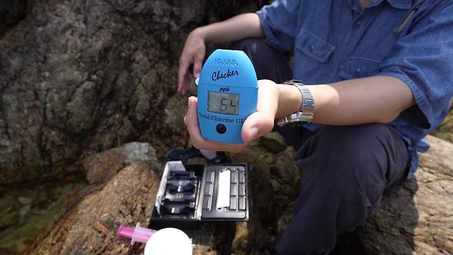 ▲승봉도 북쪽에 있는 한 해변에서 측정한 총염소 수치. 해당 측정은 바닷물을 실험용 필터로 여과한 이후 이뤄졌고, 햇빛에 노출되는 것을 최대한 방지했다. 이는 오류를 줄이기 위해 총염소 측정 시 연구자가 적용하는 방식이다.