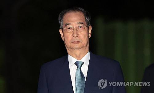 구속영장 기각으로 구치소 나서는 한덕수 전 총리 (의왕=연합뉴스) 김인철 기자 = 윤석열 전 대통령의 내란 방조 및 위증 등 혐의를 받는 한덕수 전 국무총리가 27일 구속영장이 기각돼 경기도 의왕 서울구치소를 나서고 있다. 2025.8.27 yatoya@yna.co.kr