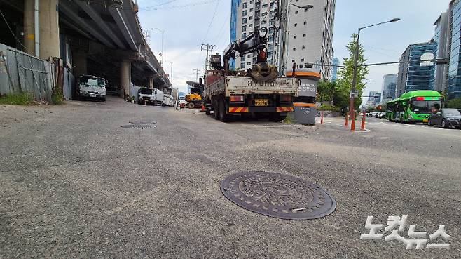 지난달 27일 금천구 가산동에서 70대 작업자 2명이 질식해 쓰러진 맨홀의 모습. 송선교 기자