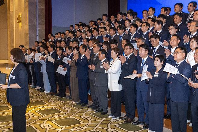 더불어민주당 정청래 대표와 김병기 원내대표를 비롯한 소속 의원들이 29일 인천시 중구 파라다이스시티 컨벤션에서 열린 2025 정기국회 더불어민주당 의원단 워크숍에서 결의문을 채택한 뒤 박수를 치고 있다. 연합뉴스