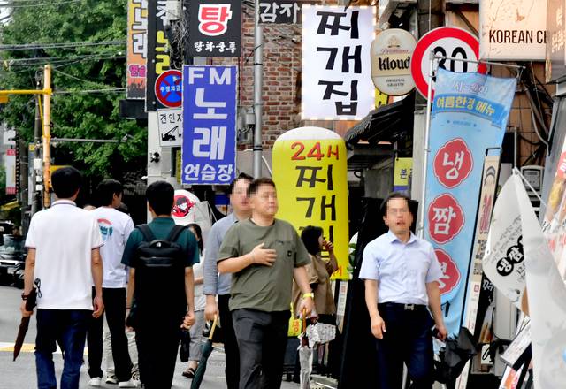 대법원 인근 먹자골목엔 낮 12시가 가까워지면 주변 직장인들이 점심식사를 위해 거리로 나서는 풍경이 보인다. 강재훈 프리랜서 기자