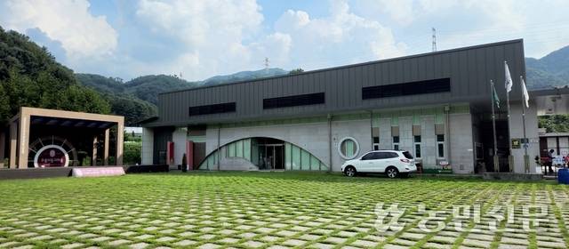 여름방학과 휴가철을 맞아 이용객들로 북적거려야 할 경기도의 한 농촌체험휴양마을 시설이 텅 비어 있다.