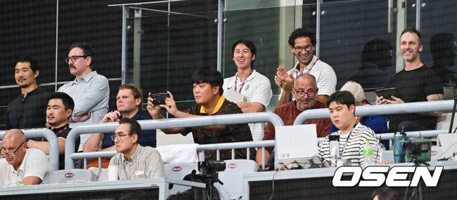 [OSEN=고척, 박준형 기자] 28일 오후 서울 고척스카이돔에서 ‘2025 신한 SOL BANK KBO리그’ 키움 히어로즈와 한화 이글스의 경기가 진행됐다.이날 키움은 하영민을, 한화는 폰세를 선발투수로 내세웠다.7회말 한화 정우주의 세타자 연속 3구 삼진에 MLB 스카우트들이 박수를 치며 미소 짓고 있다.  2025.08.28 / soul1014@osen.co.kr