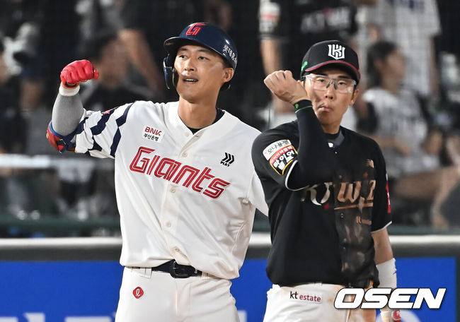 [OSEN=부산, 이석우 기자] 28일 부산 사직야구장에서 2025 신한 SOL 뱅크 KBO 리그 롯데 자이언츠와 KT 위즈의 경기가 열렸다. 홈팀 롯데는 감보아가, 방문팀 KT는 헤이수스가 선발 출전했다.롯데 자이언츠 노진혁이 9회말 2사 우중간 3루타를 치고 진루하고 있다. 2025.08.28 / foto0307@osen.co.kr