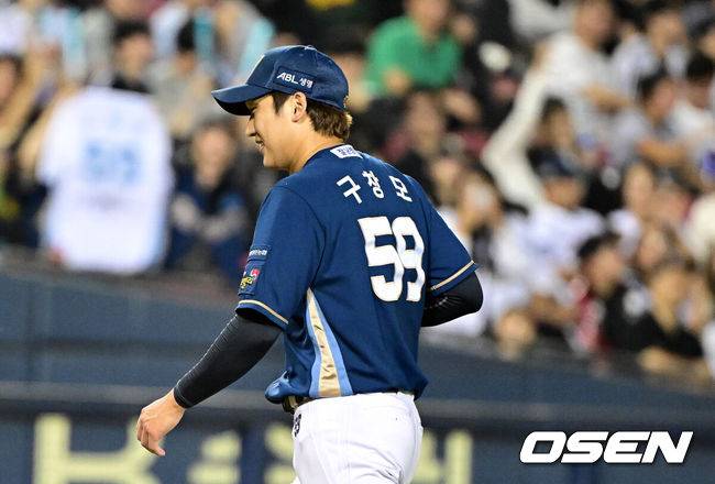 [OSEN=잠실, 지형준 기자] 22일 오후 서울 잠실야구장에서 ‘2023 신한은행 SOL KBO리그’ LG 트윈스와 NC 다이노스의 경기가 열렸다.3회말 2사 1,2루에서 마운드에 오른 NC 구창모가 LG 박동원을 유격수 땅볼로 처리하며 더그아웃으로 향하고 있다. 2023.09.22 /jpnews@osen.co.kr