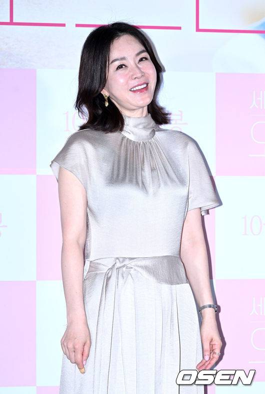 [OSEN=이대선 기자] 8일 오후 서울 CGV 용산아이파크몰에서 영화 '세상 참 예쁜 오드리' 언론시사회가 열렸다.'세상 참 예쁜 오드리'는 엄마 미연과 국숫집을 운영하며 소소한 행복을 누리던 기훈이 어느 날 엄마의 병이 발견되고 연락이 끊긴 동생 지은과 재회하는 과정 속 진정한 가족으로 거듭나는 이야기를 유쾌하고 감동적으로 담아낸 가족 감동 드라마로 오는 24일 극장 개봉한다.배우 김정난이 포토타임을 가지고 있다. 2024.10.08 /sunday@osen.co.kr