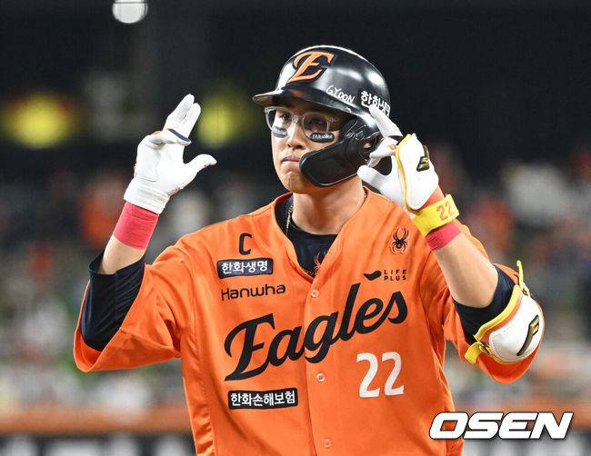 [OSEN=대전, 이대선 기자] 23일 오후 대전 한화생명볼파크에서 2025 신한 SOL Bank KBO리그 한화 이글스와 SSG 랜더스의 경기가 열렸다.한화는 황준서, SSG은 화이트를 선발로 내세웠다.8회말 1사 만루에서 한화 채은성이 좌전 2타점 적시타를 치고 환호하고 있다. 2025.08.23 /sunday@osen.co.kr