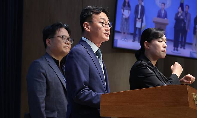 이관후 국회입법조사처장이 28일 서울 여의도 국회 소통관에서 중대재해처벌법 입법영향분석 보고서 브리핑을 하고 있다. 뉴시스
