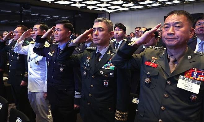 고창준(왼쪽부터) 육군참모총장 직무대리, 양용모 해군참모총장, 이영수 공군참모총장, 강신철 한미연합군사령부 부사령관, 주일석 해병대 사령관이 7월 8일 제1회 방위산업의 날 기념식에 참석한 모습. 뉴시스