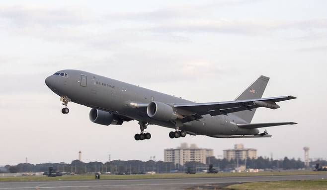 미 공군 KC-46A 공중급유기가 활주로에서 이륙하고 있다. 세계일보 자료사진