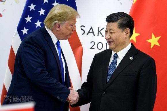 지난 6월 29일 일본 오사카에서 열린 G20 정상회의에서 양자회담을 갖기에 앞서 도널드 트럼프(왼쪽) 미국 대통령과 시진핑 중국 국가주석이 악수를 하고 있는 모습. 오사카 AFP 연합뉴스