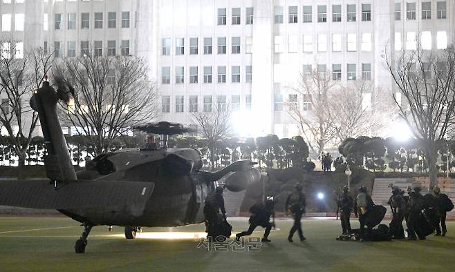 지난해 12·3 비상계엄 당시 헬기를 타고 국회에 진입하는 계엄군. 2024.12.3 도준석 전문기자