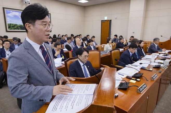 김영훈 고용노동부 장관이 지난 20일 국회에서 열린 환경노동위원회 전체 회의에 출석해 2024년도 결산 보고를 하고 있다. 연합뉴스