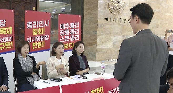 나경원 의원 만난 김민석 국무총리 후보자 - 김민석 국무총리 후보자가 6월 30일 서울 여의도 국회 로텐더홀에서 총리 지명 철회 등을 촉구하며 나흘째 국회 본청에서 농성 중인 국민의힘 나경원 의원을 만나 대화하고 있다. 연합뉴스