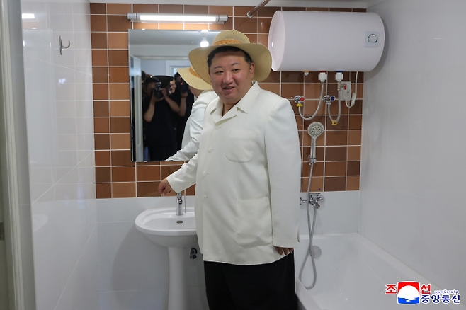 김정은 북한 국무위원장이 지난 26일 완공된 낙원바다양식소와 어촌문화주택지구를 시찰했다고 조선중앙통신이 27일 보도했다. 2025.8.27 평양 조선중앙통신 연합뉴스